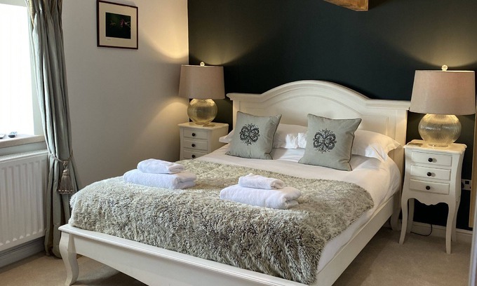 Foolow Cottage | Brosterfield Suite - sleeps 2 guests in 1 bedroom