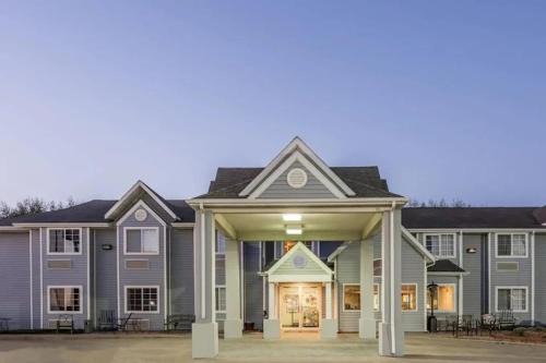 Brush Hotel | Brush Inn and Suites