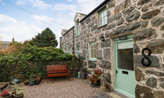 Rhyd-y-clafdy Cottage | BRYN ABER BACH, pet friendly, with hot tub in Llangybi, Gwynedd