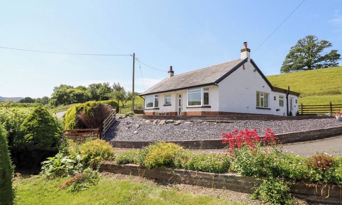 Corwen Cottage | BRYN BRAS, family friendly, with open fire in Corwen
