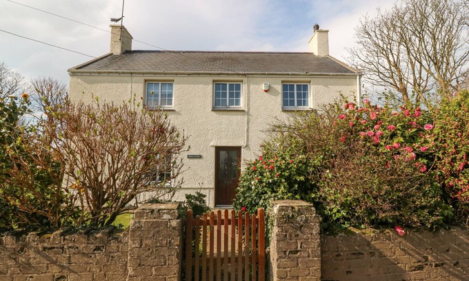 Edern Cottage | BRYN CYTTUN, pet friendly, country holiday cottage in Morfa Nefyn