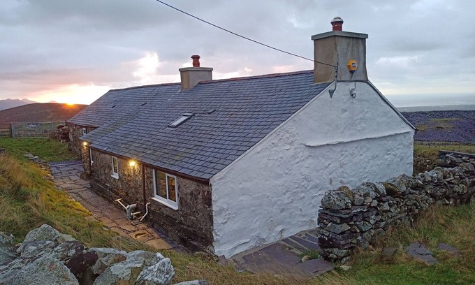Caernarfon Cottage | BRYN DERWEN, family friendly, with open fire in Penygroes