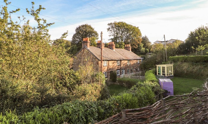 Flint Cottage | BRYN NOPHFA, pet friendly, with open fire in Flint Mountain