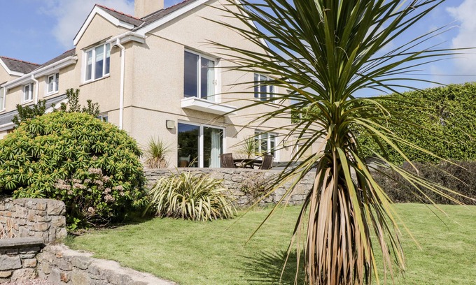 Benllech House | BRYN Y DON, pet friendly, country holiday cottage in Benllech