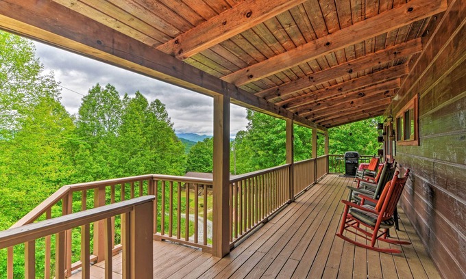 Bryson City Cabin | Bryson City Cabin w/Hot Tub, Views & Pool Table!