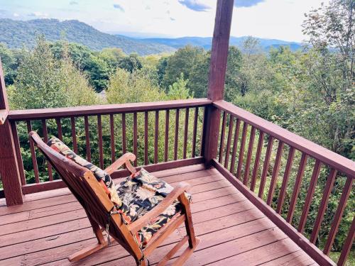 Sugar Mountain Apartment | Bucket List Views Sugar Mountain Private Condo - 2bed, 2bath, Sleeps 6, Panoramic Views of Mountains from Large Deck, Short Drive to Shopping, Restaurants, Cafes & Banner Elk Town