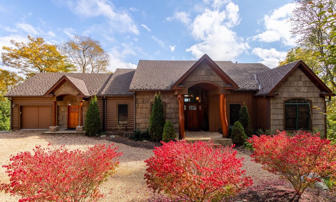 Sugar Mountain Cabin | Buckhorn Lodge - Spacious Luxury Home Near Sugar Mountain Resort, Pool Table, Hot Tub, Views