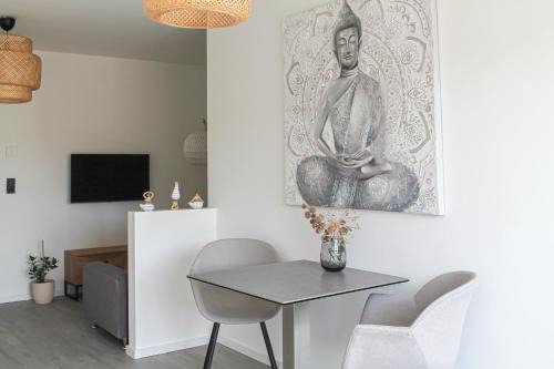 Rauental Apartment | Buddha Apartment - stadtnah, Balkon, Parkplatz, E-Ladestation für Autos & Fahrräder, Fitnessstudio