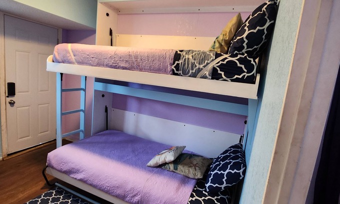 Wailuku Apartment | Budget Downtown Studio-B with European Bunk Beds, AC, WIFI & 4 free Streamers!