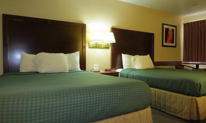 St. George Hotel | Budget-Friendly Room in Prime Location | Complimentary Breakfast w/Pool Access