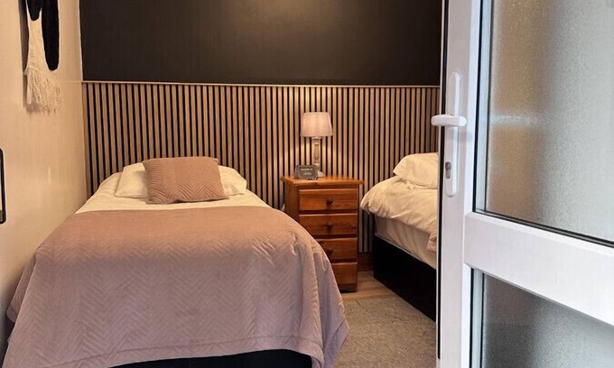 Malahide House | Budget twin en-suite with a private toilet and sink - close to Dublin Airport