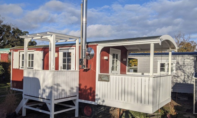 Waabs Cabin | Buena Vista circus caravan, tiny house by the sea, glamping