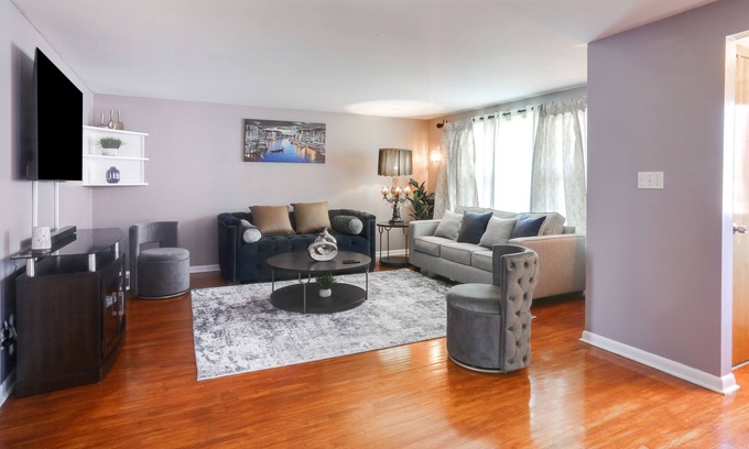 Cheektowaga House | BUF Airport Ranch 3BR1.5B Cheektowaga NY/Sleeps 8