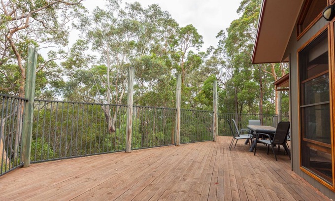 Bullaburra House | Bullaburra-treescape backs Blue Mountains Nat Park