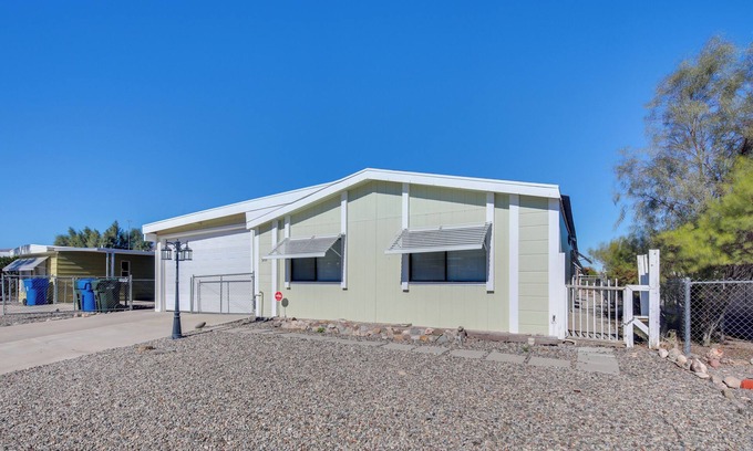 Holiday Shores House | Bullhead City Home w/Fire Pit - Walk to CO River!