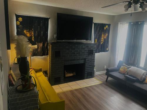 Woodward Villa | Bumble Bee Cottage