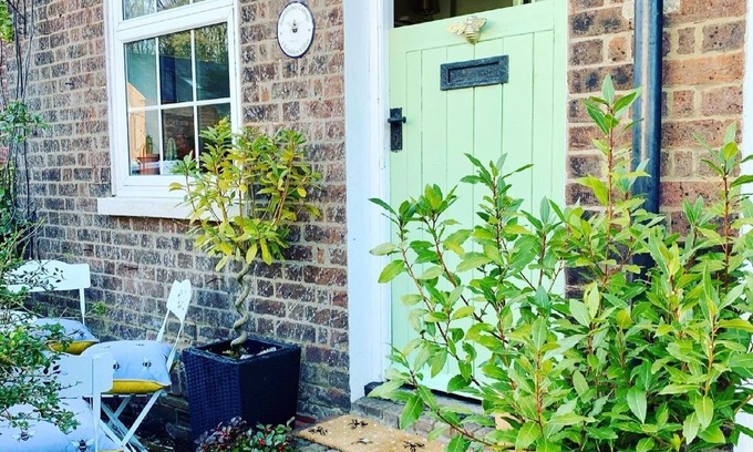 Dagnall Cottage | Bumblebee Cottage - a 19th Century Cottage in Area of Outstanding Natural Beauty