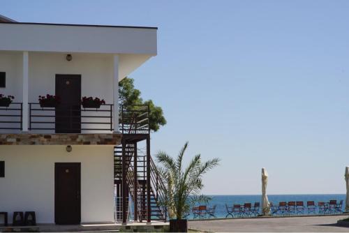 Saturn Resort | Bungalouri La Mare* Saturn