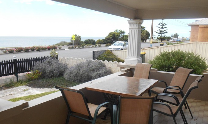 Dalrymple House | Bungalow at the Beach