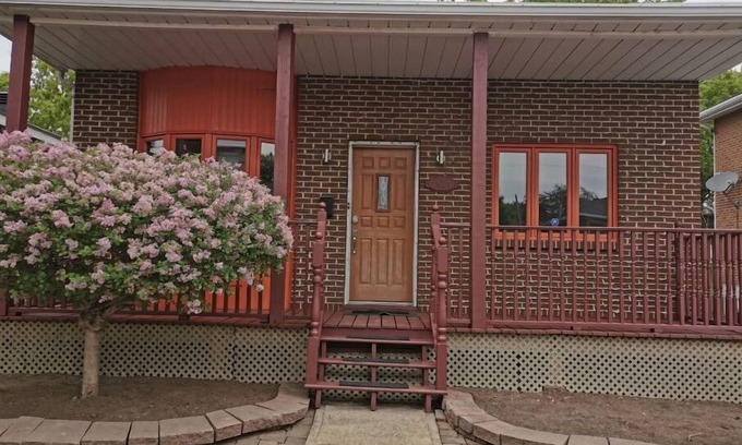 Longueuil House | Bungalow de caractère proche Montréal et commerces