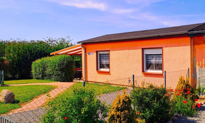 Neukalen House | Bungalow 'Ferienwohnung Naturblick' with Private Terrace, Private Garden and Wi-Fi
