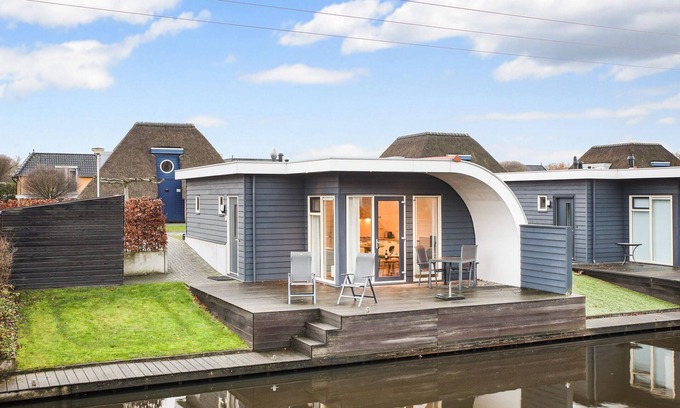 Midlaren House | Bungalow with sauna and hot tub, in a park