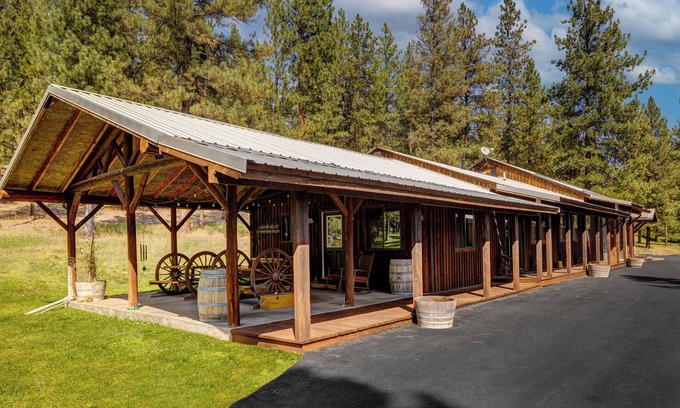Superior House | Bunkhouse Cabin - Alpine Falls Ranch