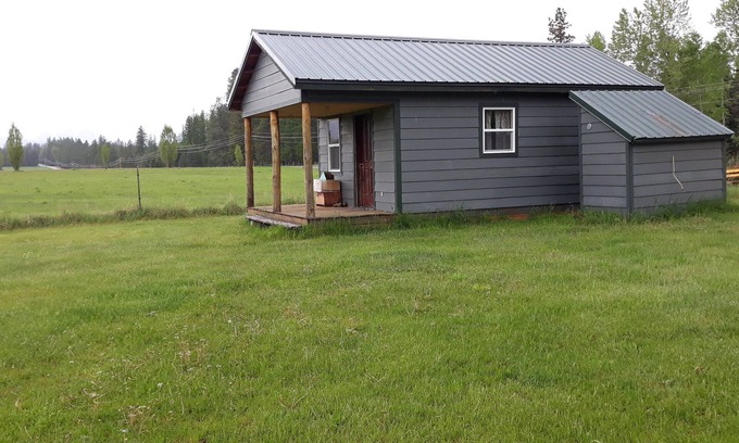 Trout Creek Cabin | bunkhouse near farm animals