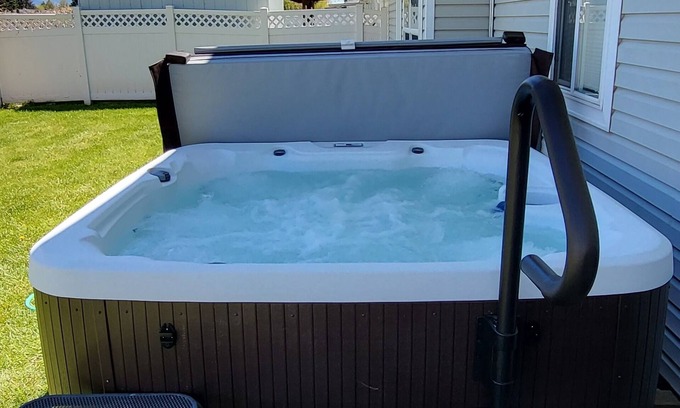 Burley House | Burley HOT TUB Haven - Clean and Spacious!