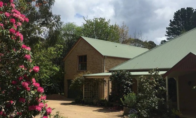 Burradoo Apartment | Burradoo Loft with king size bed. nClose to Southern Highlands wineries.