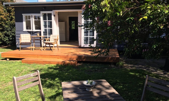 Burrill Lake Cottage | Burrill Lake View Beach Holiday Cottage - pet friendly 🐶