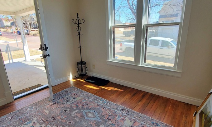 Guthrie House | Buttercup Cottage downtown area/WI-FI/PETS