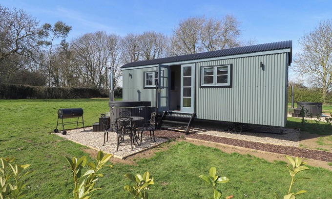 Ashby cum Fenby Cottage | BUTTERCUP, pet friendly, country holiday cottage in Waltham