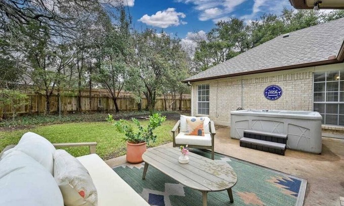 Cedar Park House | Buttercup's Artist Retreat | Sleeps 10 | Hot tub