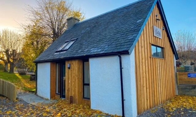 Grantown-on-Spey Cottage | BUTTERFLY COTTAGE, romantic, with a garden in Grantown-On-Spey