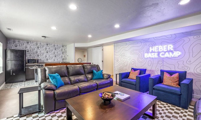 Heber House | Buy 4 get 5th free—XBOX room- Pets welcomed! Sleeps 18- Hottub- Hammocks