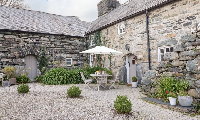 Llanfair Cottage | BWTHYN CANOL, family friendly, with a garden in Llanfair