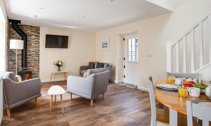 Llangefni House | Bwthyn Clyd - Two Bedroom House, Sleeps 4