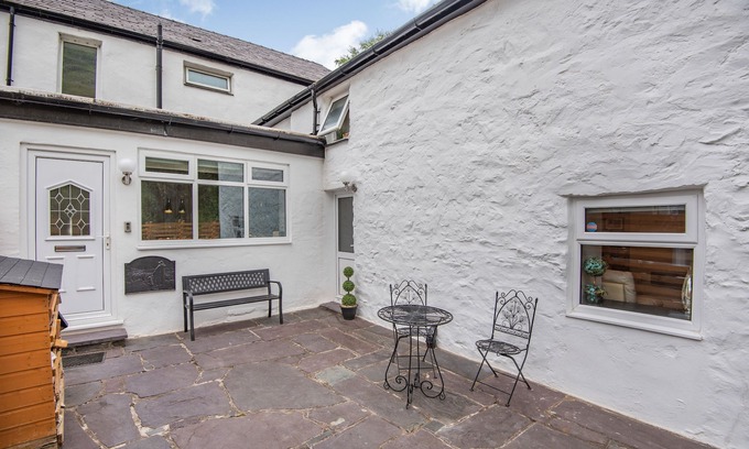 Nant Peris Cottage | BWTHYN Y NANT, family friendly, with open fire in Llanberis