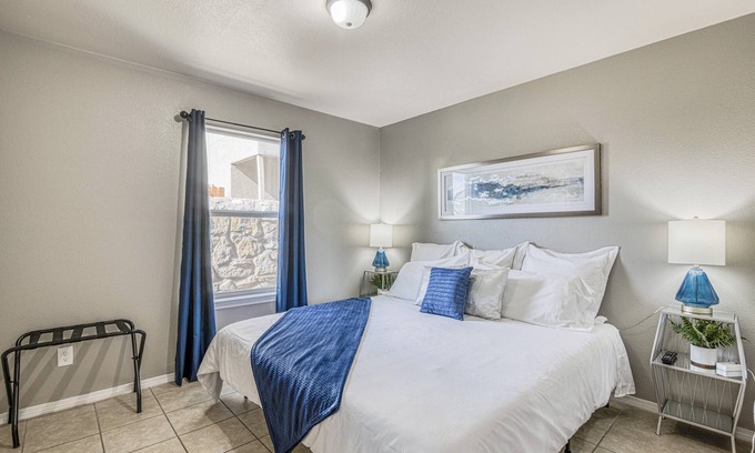 Biggs Field Apartment | ☕ BY FORT BLISS: LAUNDRY, SECURITY SYSTEM, REFRIGERATION, KING BEDS