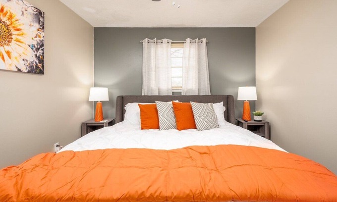 Pineville Apartment | By Hospitals π₯ & Downtown π | 3TVs| King π