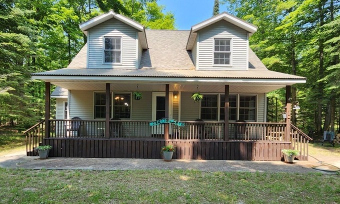 Traverse City House | By the Bay cabin retreat!