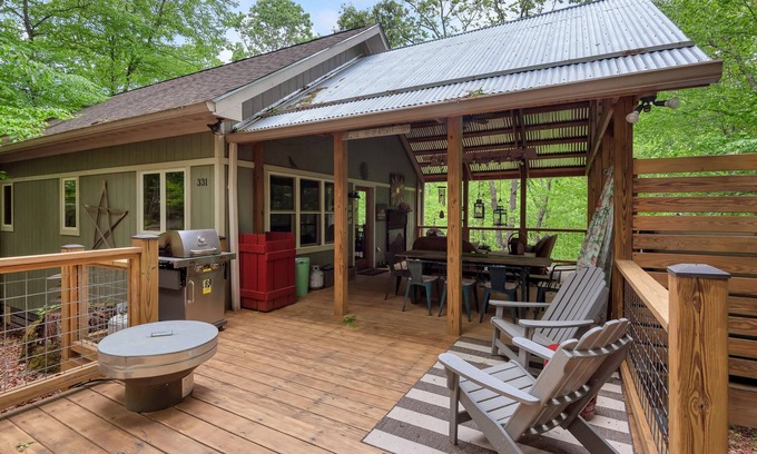 West Jefferson Cottage | By The New River - Hot Tub - Fireplace - Covered Porch