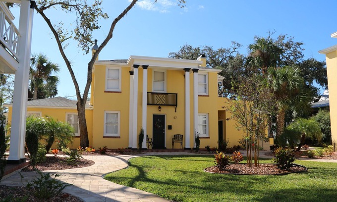 Downtown Historic District Apartment | C4, Perfect location in downtown, near beaches, work from home, free parking!
