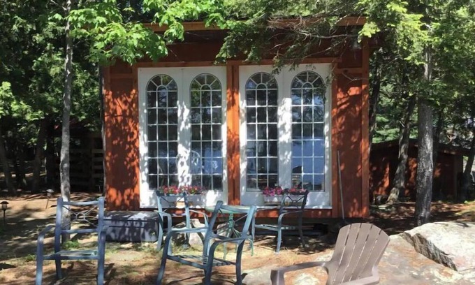 Algonquin Highlands Apartment | Charming waterfront mini-cottage on peninsula, footsteps to water's edge