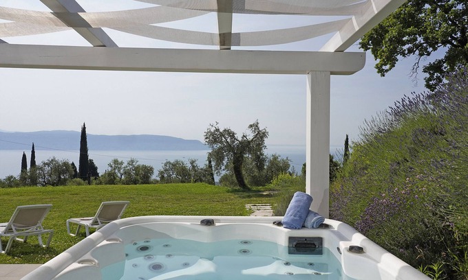 Toscolano Maderno Apartment | Cà Bianca sotto: in the middle of the nature with jacuzzi and lake view