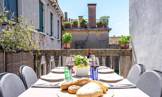 Dorsoduro Apartment | Ca' Dell'Artista with Balcony and Terrace