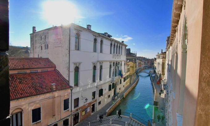 Dorsoduro Apartment | Ca Grimani Great Canal View and Comfort