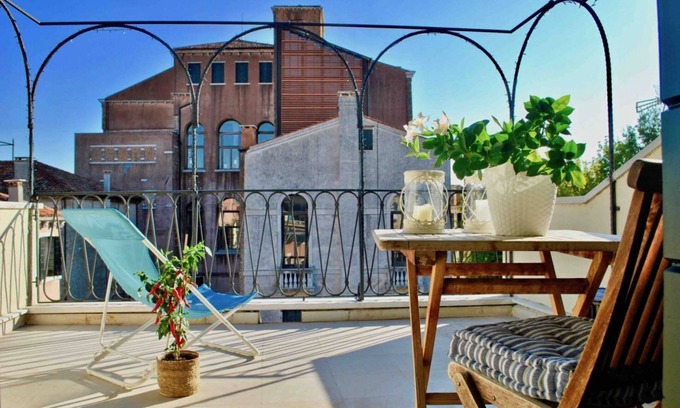Cannaregio Apartment | Ca Moro - Deluxe Loft with Private Terrace