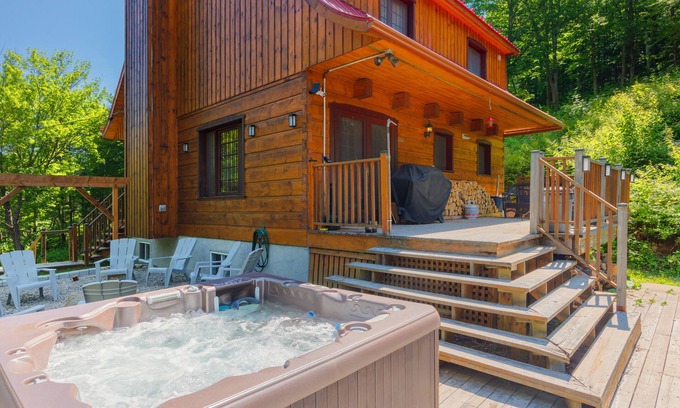 Sainte-Marguerite-du-Lac-Masson Cabin | Laurentian wood cabin - king size suite - 4 season hot tub - Full playroom